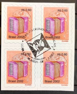 Selo Regular RHM 818 Instrumento Musical Perce em Ondas Acordeao Gaita 2002 Quadra CBC DF