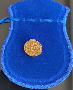 Pin Broche Selo Olho de Boi 90 Réis Dourado Filatelia Correios