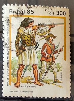 C 1477 Selo Trajes e Uniformes de Militar Historia 1985 Circulado 2