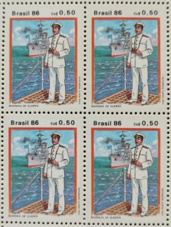 C 1539 Selo Trajes e Uniformes de Militar Marinha Navio Aeronautica Aviao 1986 Quadra Serie Completa
