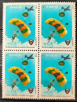 C 1958 Selo 50 Anos da Brigada de Infantaria Paraquedista Militar Paraquedas Aviao 1995 Quadra