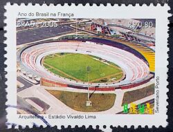 C 2616 Selo Ano do Brasil na Franca Arquitetura Estadio Futebol 2005 Circulado 2