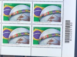C 3361 Selo 8 Seculos de Lingua Portuguesa Bandeira Mao 2014 Quadra Codigo de Barras