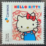 SI 26 Selo Institucional 50 Anos Hello Kitty Classica Macacao Azul 2024