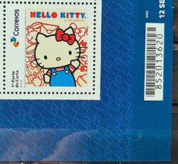 SI 26 Selo Institucional 50 Anos Hello Kitty Classica Macacao Azul 2024 Codigo de Barras