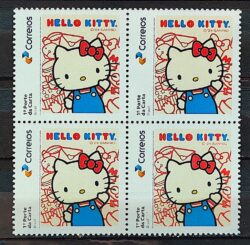SI 26 Selo Institucional 50 Anos Hello Kitty Classica Macacao Azul 2024 Quadra