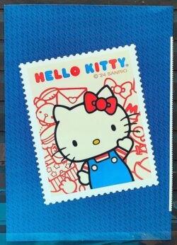 SI 26 Vinheta do Selo Institucional 50 Anos Hello Kitty Classica Macacao Azul 2024