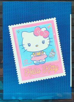 SI 27 Vinheta do Selo Institucional 50 Anos Hello Kitty Fofinha Vestido Rosa 2024