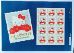 SI 28 Selo Institucional 50 Anos Hello Kitty Lacos Vermelhos 2024 Folha