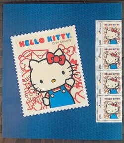 SI 26 Selo Institucional 50 Anos Hello Kitty Classica Macacao Azul 2024 Porta-Retrato